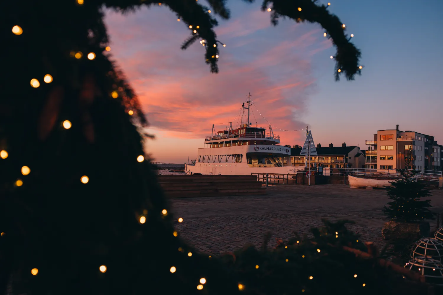 Färjestadens hamn i julbelysning