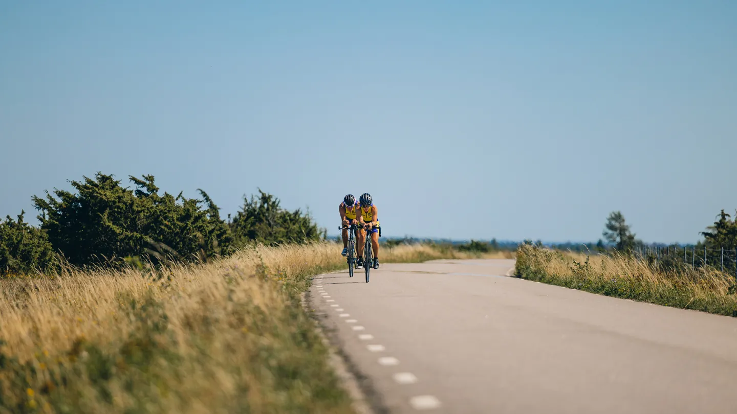 Två cyklister vid alvaret