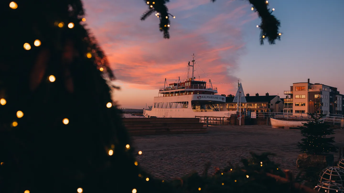 Färjestadens hamn i julbelysning