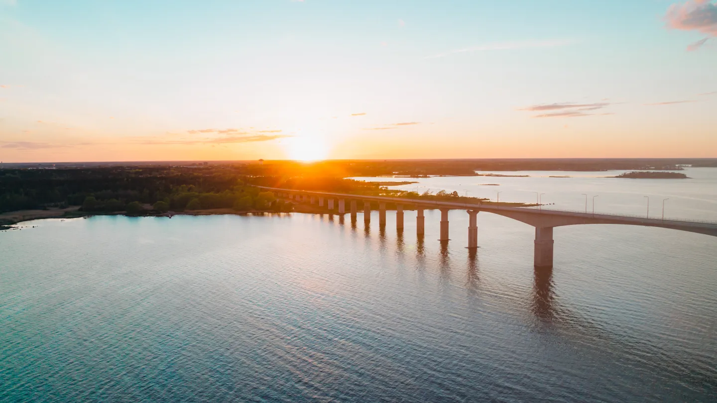 Ölandsbron i solnedgång